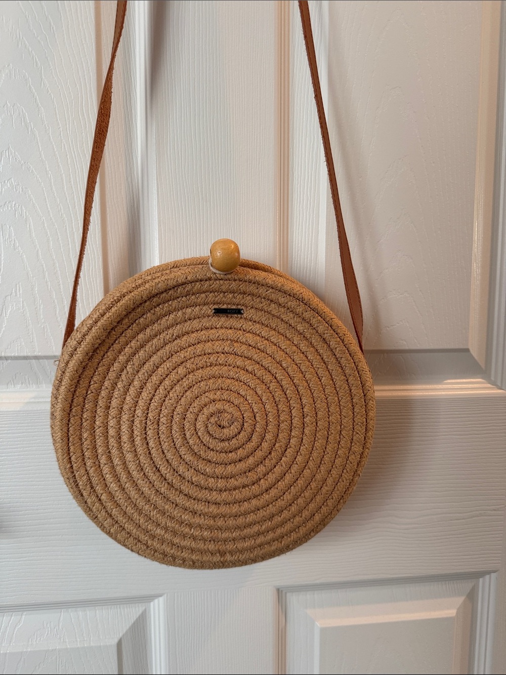 Roxy - Round Woven Crossbody Bag in Tan